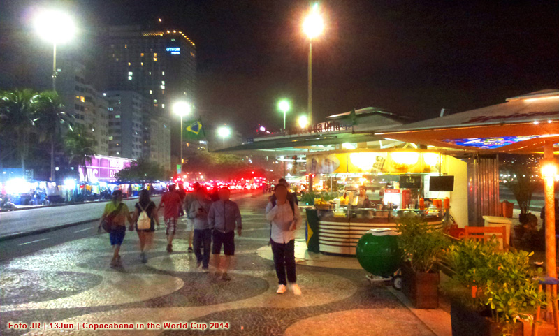 Calçadão de Copacabana com turistas e torcedores de vários locais do mundo