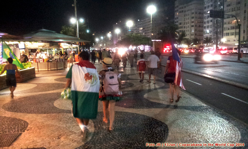 Torcedores de várias nacionalidades passeiam com suas bandeiras no calçadão de Copacabana