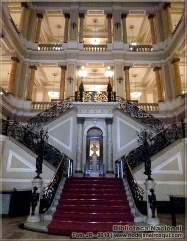 Biblioteca Nacional | Escadarias e &aacute;trio central
