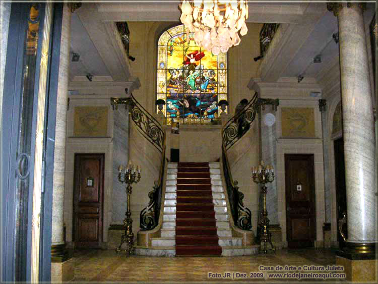 Hall e escadaria e salão de entrada do casarão de arquitetura em estilo eclético construído em 1920