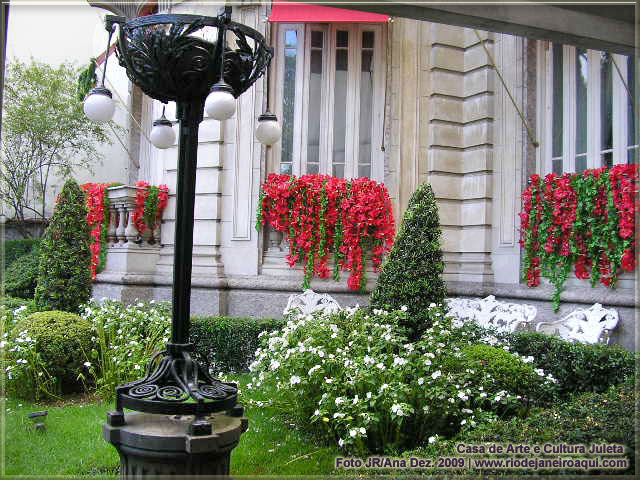 Fachada e jardins do palecete neoclássico com influência típica do ecletismo do início do século 20.