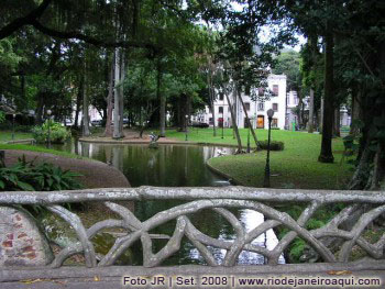 Jardins rom&acirc;nticos do Pal&aacute;cio do Catete com lagos e pontes