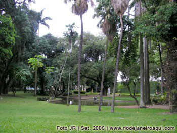 Gramados e lago nos jardins do Pal&aacute;cio do Catete