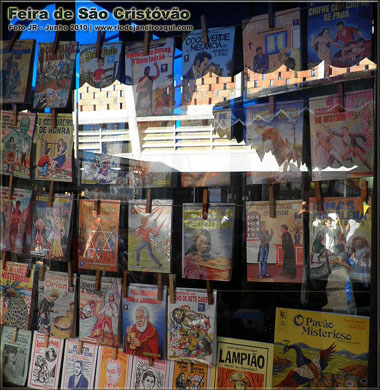 Inúmeros livretos do gênero literatura de cordel dispostos em sua forma tradicional em uma livraria Gênero literatura de cordel expostos em livraria