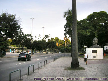 Busto de Get&uacute;lio Vargas em frente ao seu Memorial 
