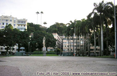 Pra&ccedil;a Luis de Cam&otilde;es no Bairro da Gl&oacute;ria - Est&aacute;tua e ala de palmeiras