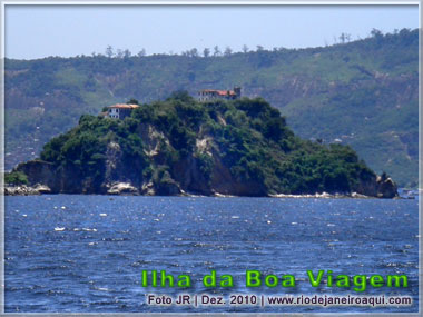 Ilha de Boa Viagem vista do mar com suas antigas constru&ccedil;&otilde;es