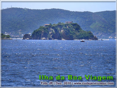 Ilha de Boa Viagem e sua ponte de liga&ccedil;&atilde;o, ambas vistas do mar