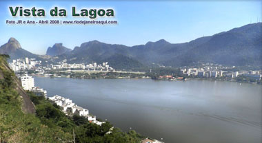 Vista da Lagoa Rodrigo de Freitas tendo ao fundo o Jockey Club, Jardim Bot&acirc;nico e G&aacute;vea