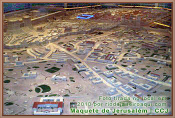 Ampla vista da enorme maquete de Jerusal&eacute;m