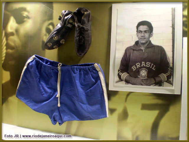 Chuteiras e cal&ccedil;&atilde;o que pertenceram a Man&eacute; Garrincha