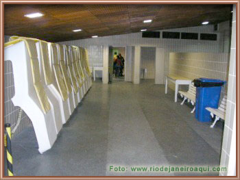 Sala de descanso dos jogadores com esprigui&ccedil;adeiras
