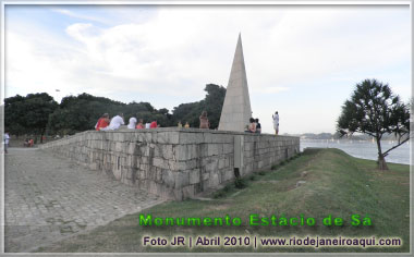 Monumento à Estácio de Sá com uma pirâmide ao centro