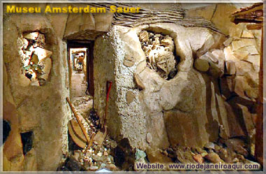 Museu Amsterdam Sauer | Representa&ccedil;&atilde;o de uma mina de pedras preciosas