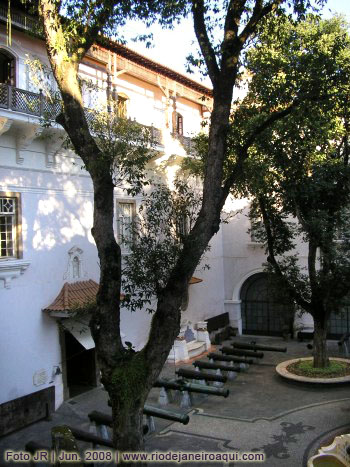 P&aacute;tio interno do Museu Hist&oacute;rico Nacional, com belas varandas internas e com exposi&ccedil;&atilde;o de antigos canh&otilde;es
