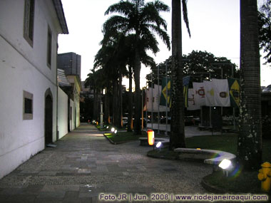 Museu Hist&oacute;rico Nacional | Cal&ccedil;ada frontal com ala de palmeiras