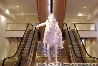 Escalas rolantes e est&aacute;tua de D. Pedro II - Museu Hist&oacute;rico Nacional