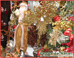 Diferente vers&atilde;o de boneco de papai noel e muitos enfeites decoram uma &aacute;rvore e cena de natal