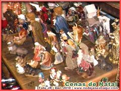Pe&ccedil;as de pres&eacute;pio de natal expostas em loja