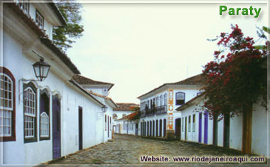 Pitoresca rua centro hist&oacute;rico de Paraty com seu casario colonial