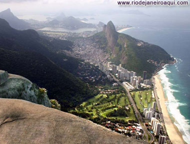 Vista de cima da Pedra da G&aacute;vea, que se localiza no Parque Nacional da Floresta da Tijuca