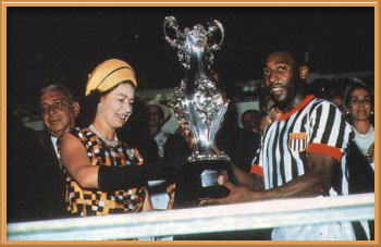 Pel&eacute; e Rainha Elizabeth em 1968