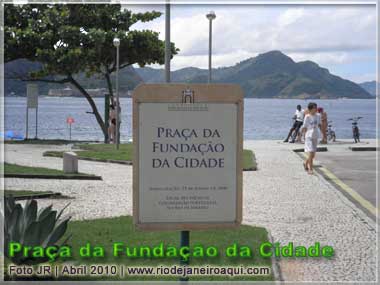 Placa informativa sobre o local de funda&ccedil;&atilde;o da Cidade do Rio de Janeiro, em frente &agrave; uma praia da Urca