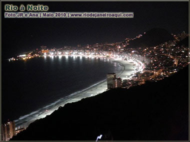 Copacabana vista do alto &agrave; noite com suas luzes e orla iluminada