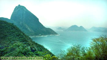 Mar, P&atilde;o de A&ccedil;ucar e montanhas do Rio visto do caminho do Forte do Leme