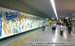 Corredor metr&ocirc; Ipanema com painel de azulejos