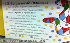 Painel no metr&ocirc; sobre o bloco S&iacute;mpatia &eacute; Quase Amor