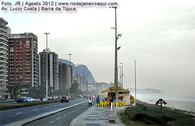 Av. L&uacute;cio Costa com quiosques e ciclovia