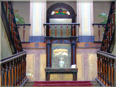Escadaria central tipicamente neocl&aacute;ssica