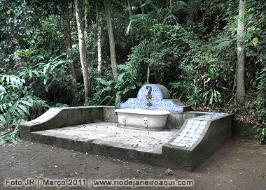 Fonte com painel de azulejos no p&aacute;tio inferior da cascatinha taunay