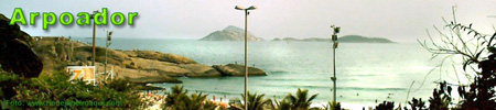 Panor&acirc;ma da Pedra do Arpoador com o mar e algumas ilhas ao fundo