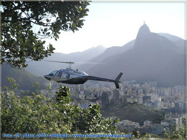 Helic&oacute;ptero sobrevoando o Rio de Janeiro pr&oacute;ximo ao heliporto do Morro da Urca