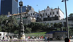 Largo da Carioca com Convento de Santo Ant&oacute;nio no alto