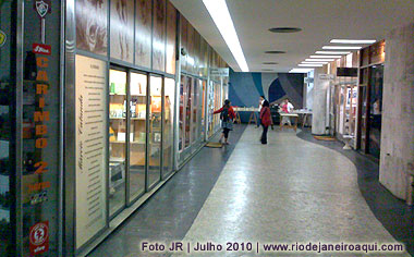 Galeria do edif&iacute;cio Marques do Herval, onde situam-se duas boas livrarias no centro do Rio de Janeiro