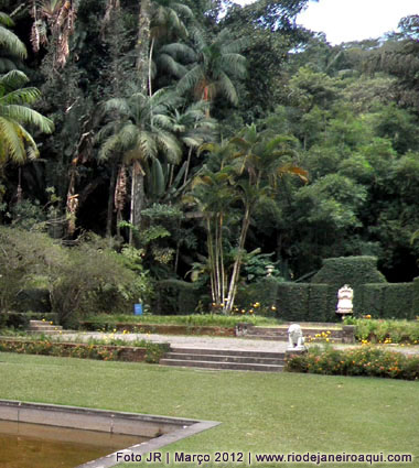 Jardins da casa que abriga o Museu do A&ccedil;ude, na Floresta da Tijuca