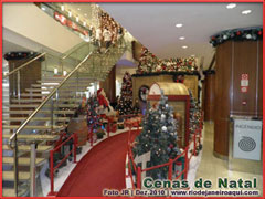 Decora&ccedil;&atilde;o e exposi&ccedil;&atilde;o de natal em shopping center, com papai noel, pinheiros, luzes e presentes