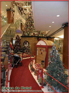 Fantasiosa e esmerada decora&ccedil;&atilde;o de natal no shopping center