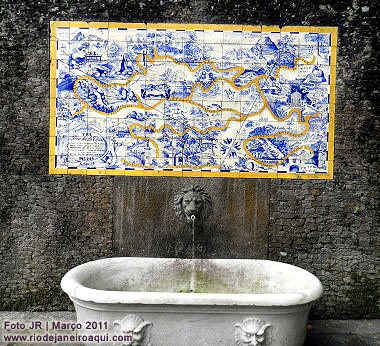 Painel de azulejos com mapa de atra&ccedil;&otilde;es da Floresta da Tijuca