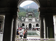 Palacete com p&aacute;tio interno em estilo romano