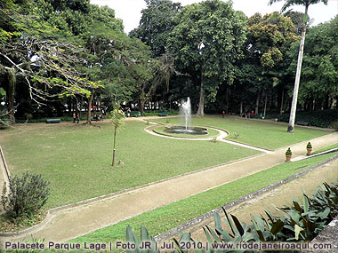 Jardins geom&eacute;tricos de frente ao palacete
