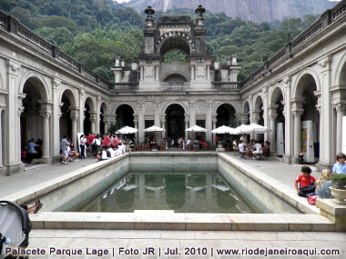 P&aacute;tio interno com piscina