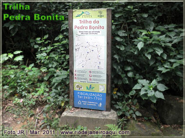 Placa da trilha da Pedra Bonita Placa da trilha da Pedra Bonita