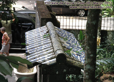 Telhas esmaltadas em cer&acirc;mica artistica na Pra&ccedil;a da Cascatinha, na Floresta da Tijuca