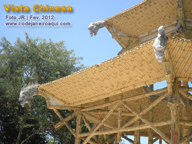 Vista Chinesa onde &eacute; visto detalhes do telhado e cabe&ccedil;as de drag&otilde;es que decoram o pagode
