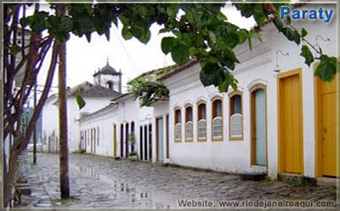 Rua de Paraty com pequenas e belas casas coloniais Rua de Paraty com pequenas e belas casas coloniais